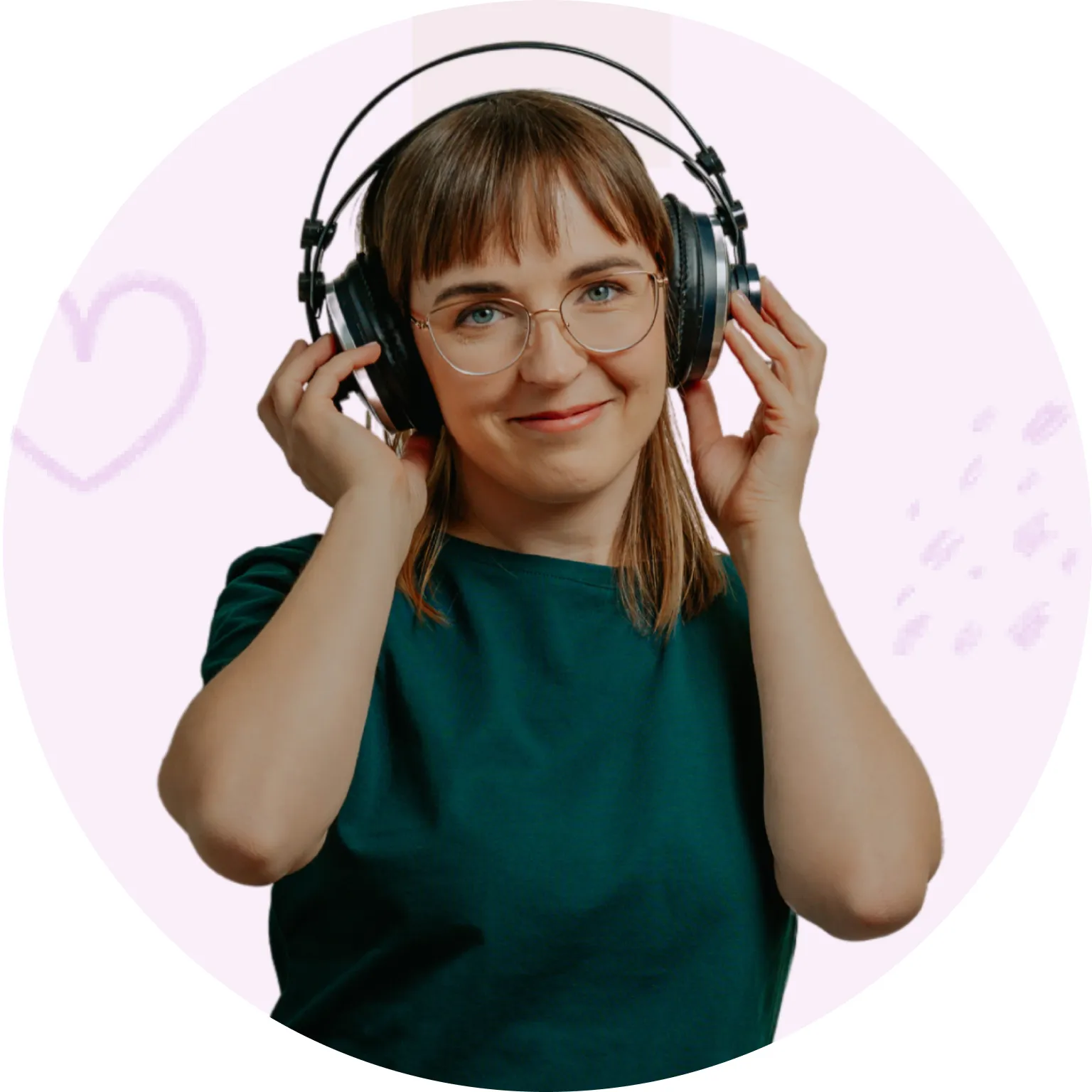 Kasia, twórczyni Bajkowego Poddasza, w słuchawkach podczas nagrywania audiobajek – tworzy opowieści, które rozwijają wyobraźnię i budują bezpieczny świat dla dzieci