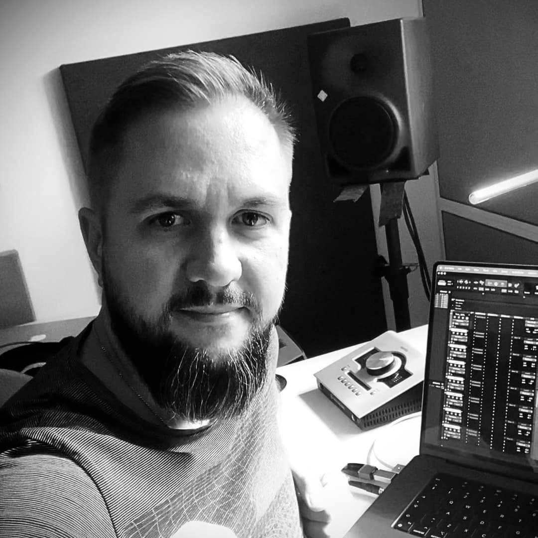 Rafał, realizator dźwięku w Bajkowym Poddaszu, z gitarą w dłoniach – współtwórca muzycznej oprawy audiobajek, które poruszają dziecięcą wyobraźnię i budują magiczny klimat opowieści